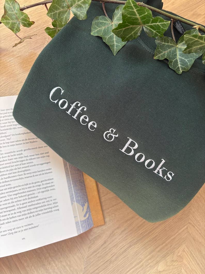 Sweatshirt "Coffee and Books" bordada, personalizada para amantes de livros: Névoa Amarela / M / Camisola com capuz