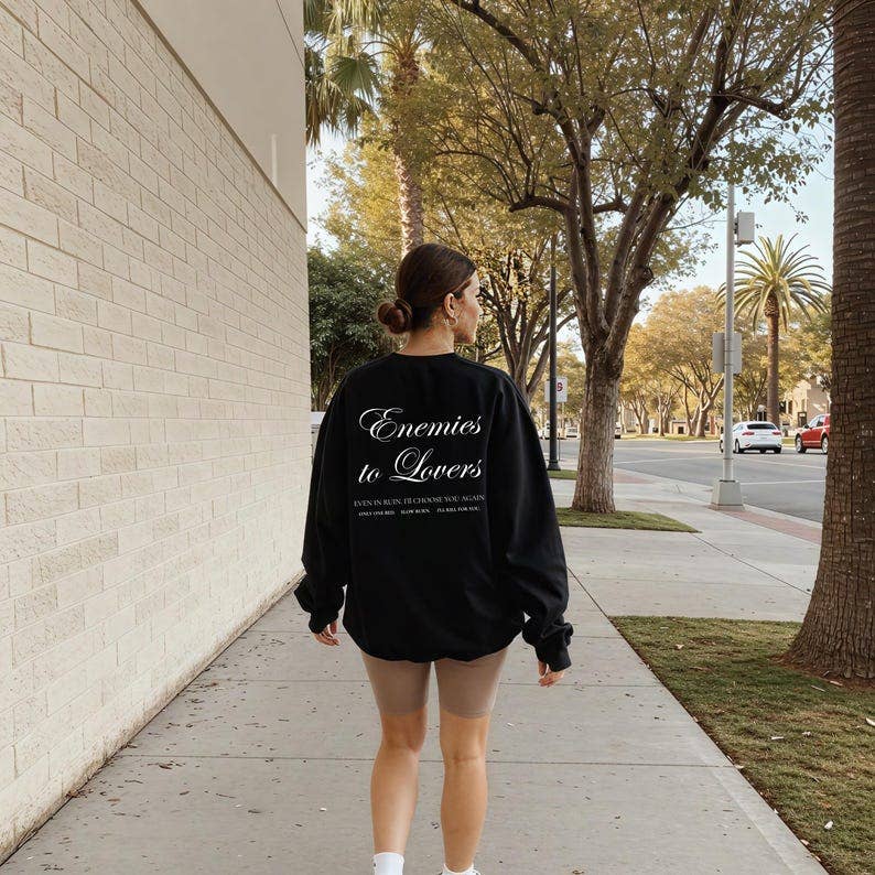 Camisola com capuz "De inimigos a amantes", presente para amantes de livros, camisola literária: Preto / M / Sweatshirt