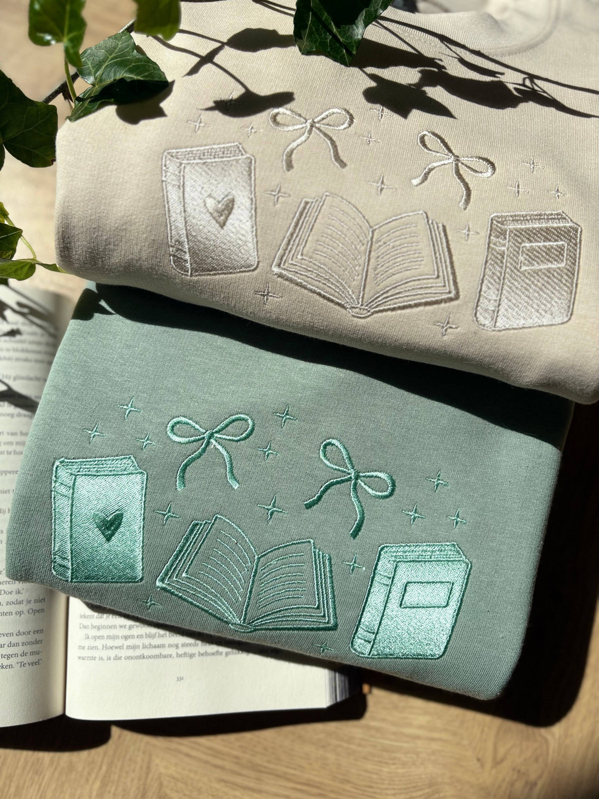 Sweatshirt "Books" Bordada - Merched Bookish Gola Redonda: Verde Floresta / S / T-shirt