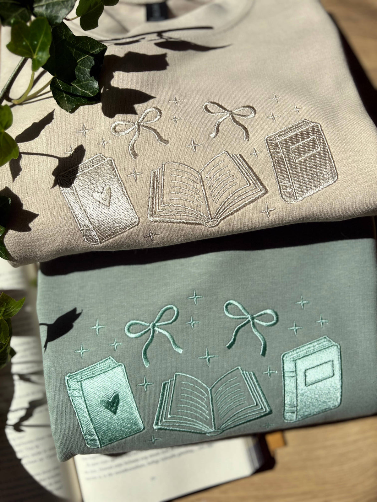 Sweatshirt "Books" Bordada - Merched Bookish Gola Redonda: Rosa claro / M / T-shirt
