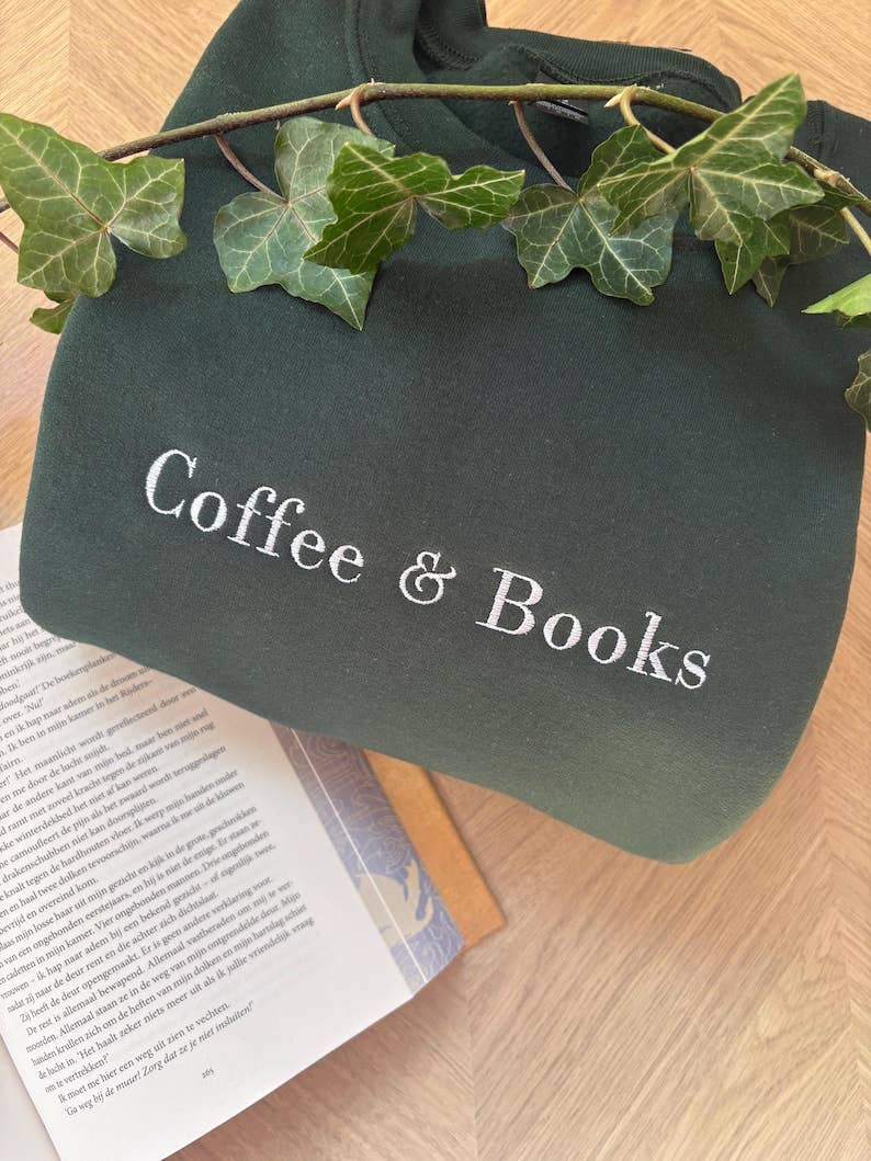 Sweatshirt "Coffee and Books" bordada, personalizada para amantes de livros: Névoa Amarela / M / Camisola com capuz