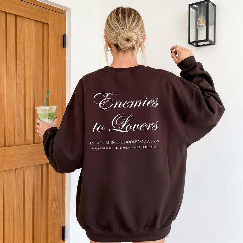 Camisola com capuz "De inimigos a amantes", presente para amantes de livros, camisola literária: Preto / M / Sweatshirt
