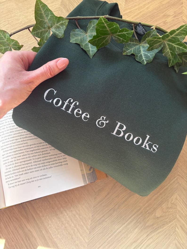 Sweatshirt "Coffee and Books" bordada, personalizada para amantes de livros: Névoa Amarela / M / Camisola com capuz