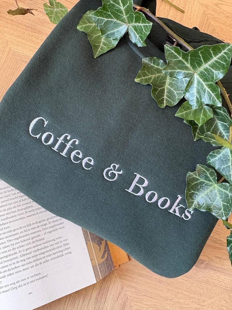 Sweatshirt "Coffee and Books" bordada, personalizada para amantes de livros: Névoa Amarela / M / Camisola com capuz