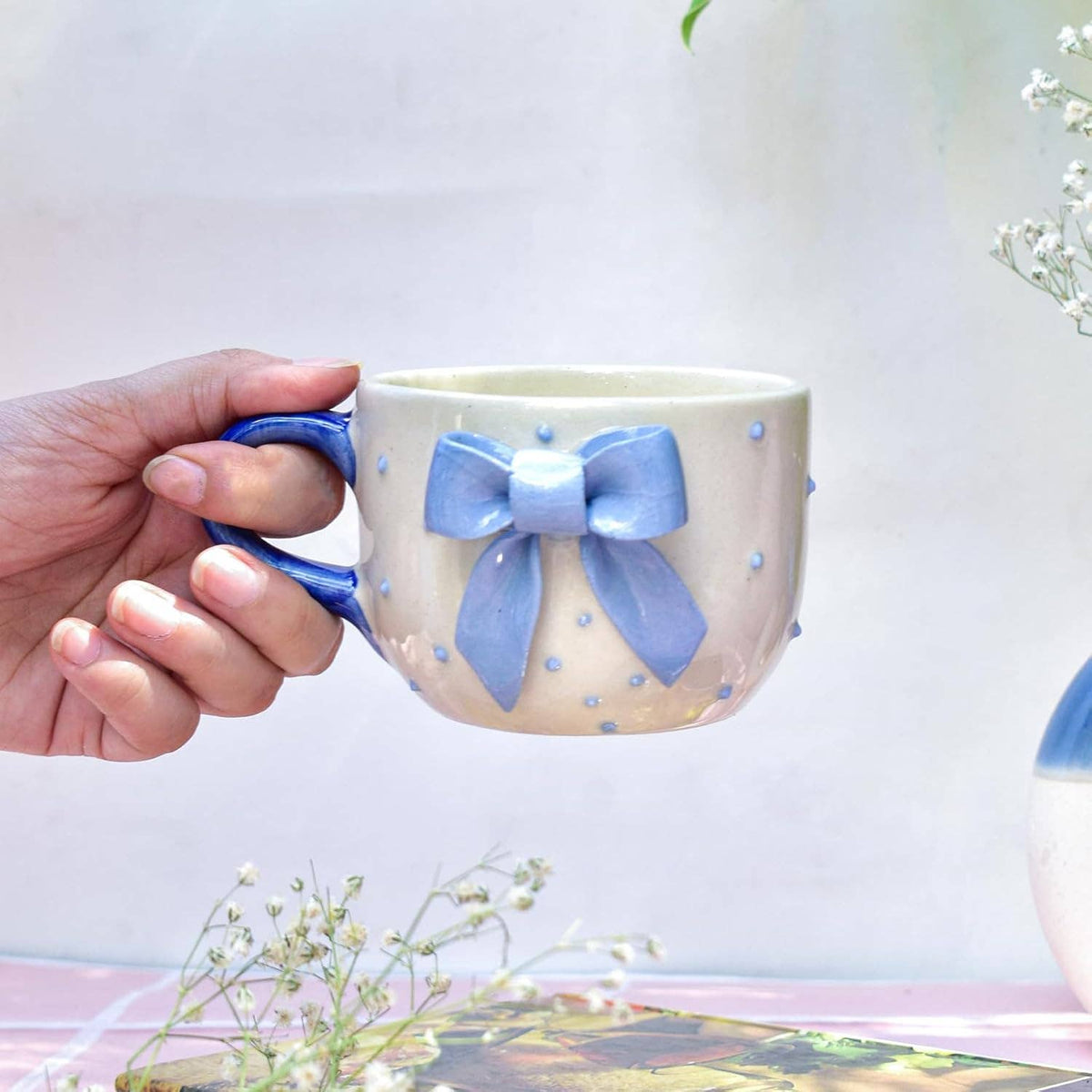 Caneca de Café | Cerâmica Artesanal com Laço Azul para Bebidas | Argila