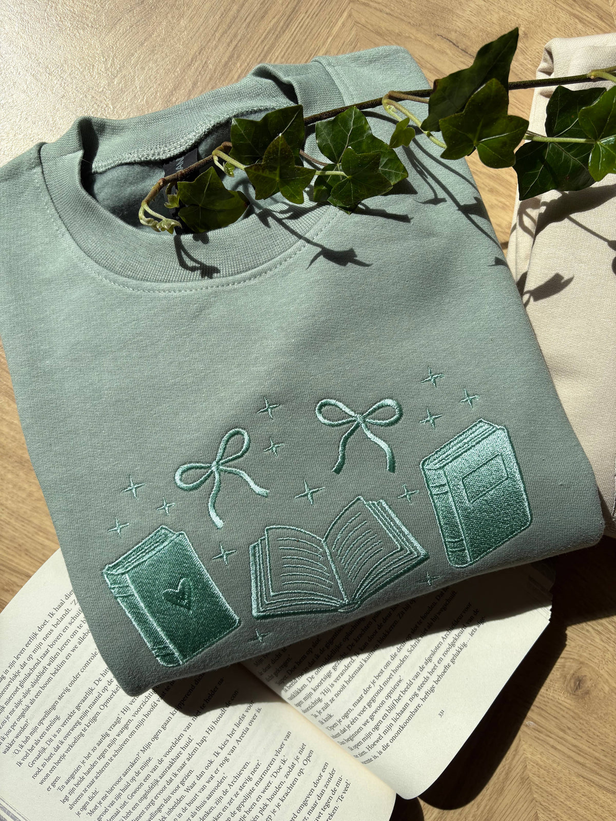 Sweatshirt "Books" Bordada - Merched Bookish Gola Redonda: Rosa claro / M / T-shirt