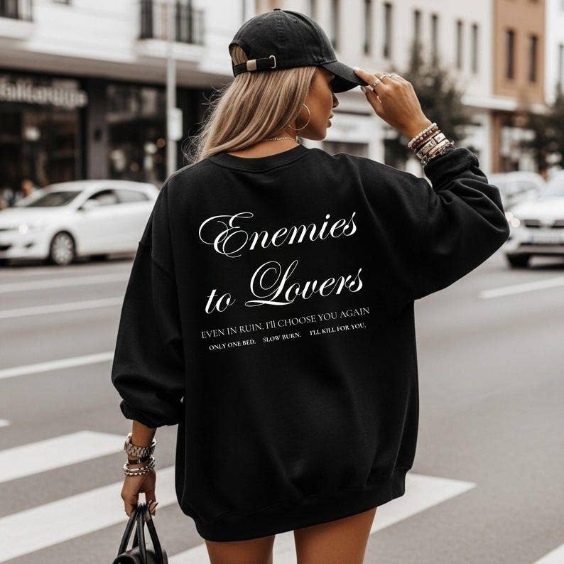 Camisola com capuz "De inimigos a amantes", presente para amantes de livros, camisola literária: Preto / M / Sweatshirt
