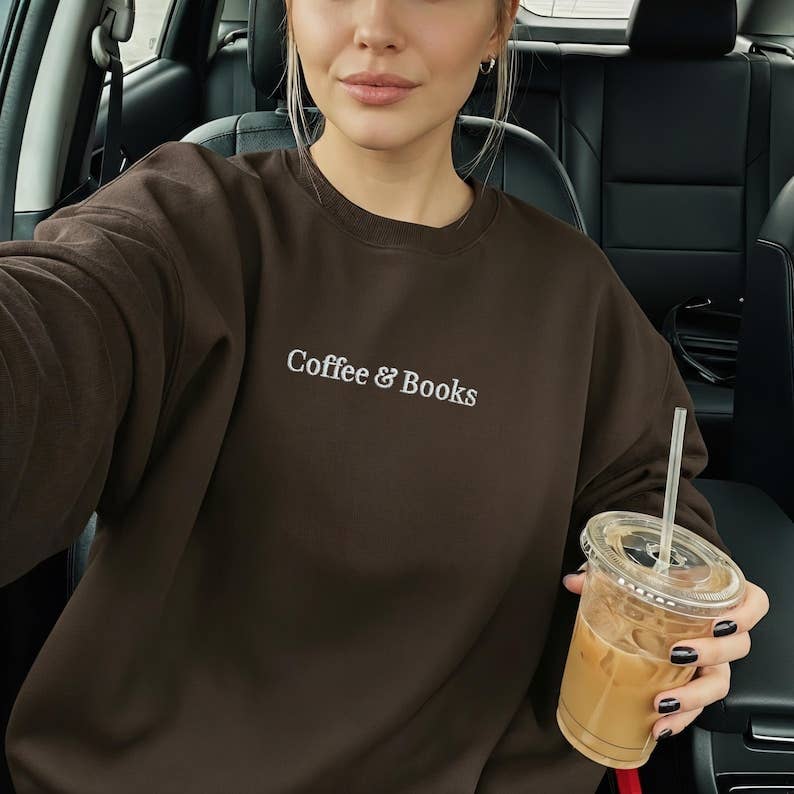 Sweatshirt "Coffee and Books" bordada, personalizada para amantes de livros: Névoa Amarela / M / Camisola com capuz