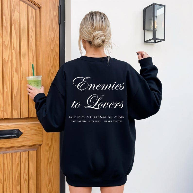 Camisola com capuz "De inimigos a amantes", presente para amantes de livros, camisola literária: Preto / M / Sweatshirt