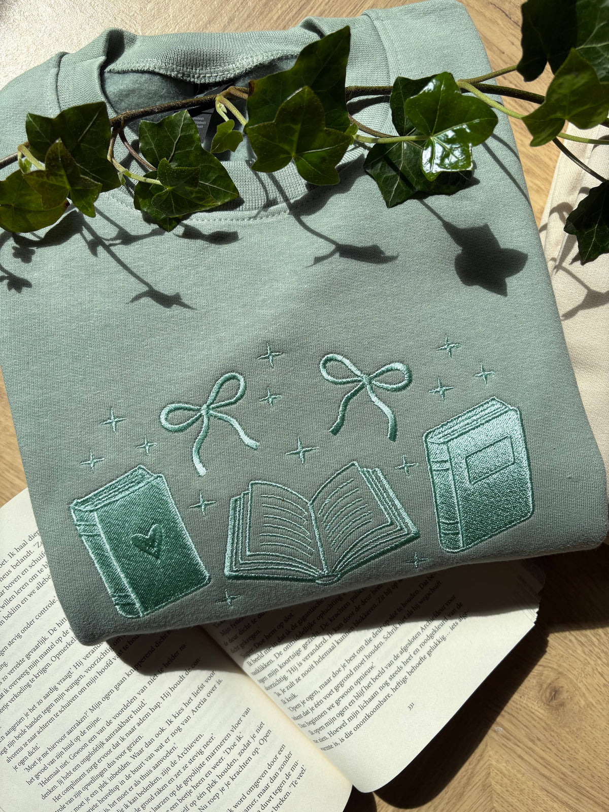 Sweatshirt "Books" Bordada - Merched Bookish Gola Redonda: Rosa claro / M / T-shirt