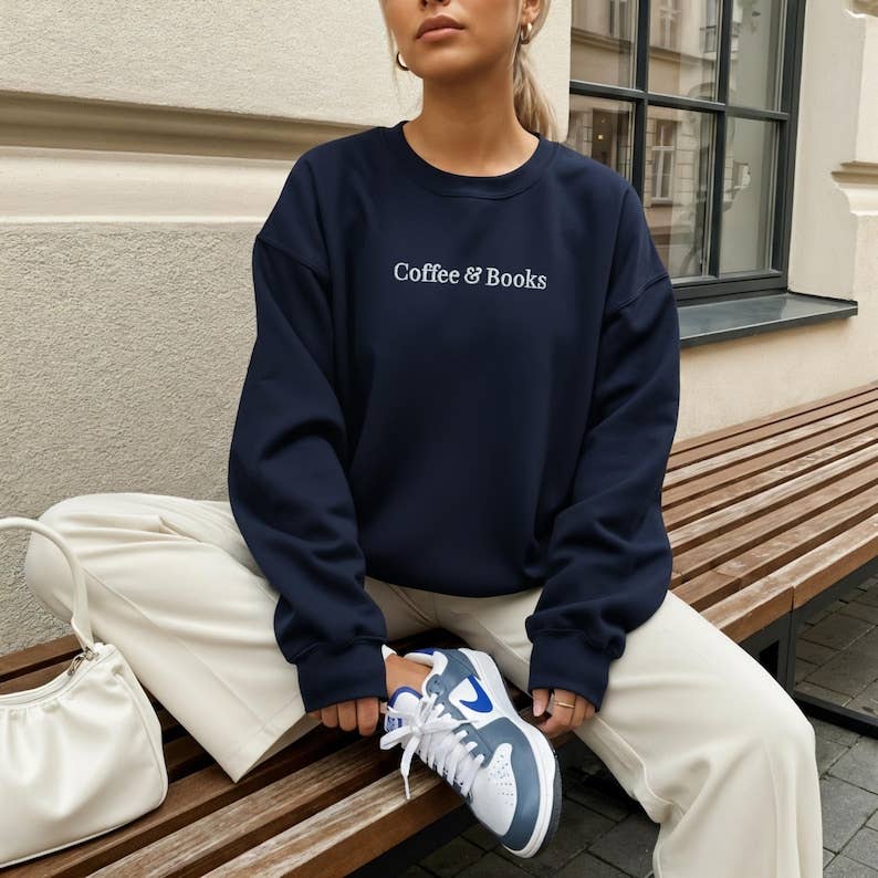 Sweatshirt "Coffee and Books" bordada, personalizada para amantes de livros: Névoa Amarela / M / Camisola com capuz